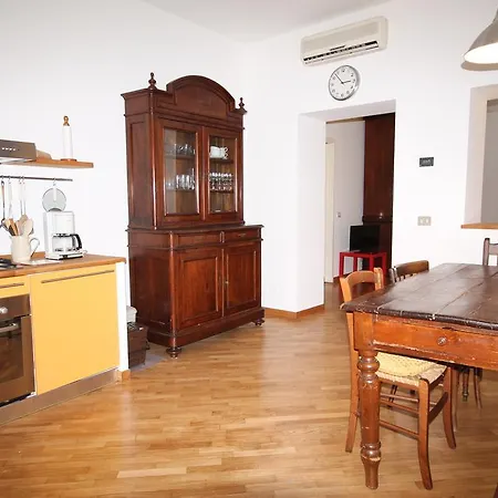 Leone Apartment